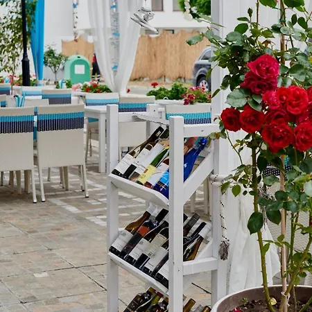 Rose Gardens Boutique By Asteri מלון דירות פומורי